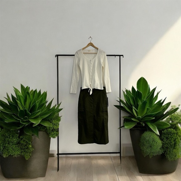 Nicole Miller Cargo Skirt Army Green Size 2 NWOT
(G3) - Picture 4 of 8